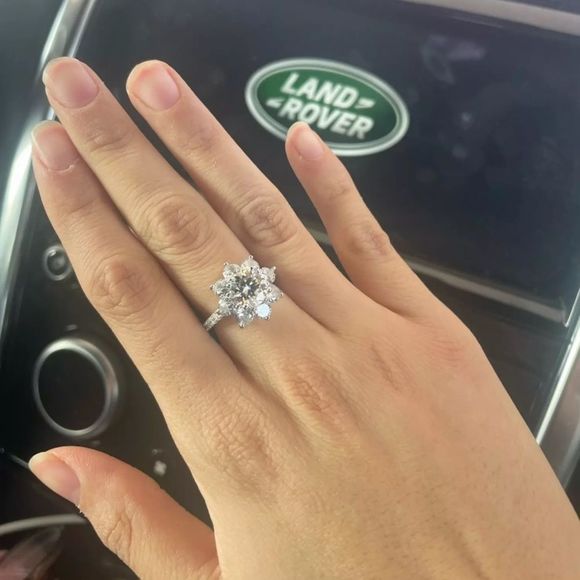 TRADED                               Moissanite Luxury Sun Flower Ring 2.0 Carat - Picture 7 of 9